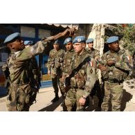 Patrouille à pied dans le village d'At Tiri par un groupe de la 3e compagnie du RMT (régiment de marche du Tchad), appartenant au détachement français de la FINUL (Force intérimaire des Nations unies au Liban). Un chef de groupe donne des consignes à ses hommes dans une rue commerçante.