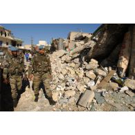 Patrouille à pied dans le village d'At Tiri par un groupe de la 3e compagnie du RMT (régiment de marche du Tchad), appartenant au détachement français de la FINUL (Force intérimaire des Nations unies au Liban). Passage dans un quartier en ruines.