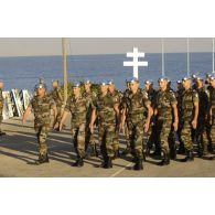 Cérémonie commémorative du 11 novembre sur la place d'armes de France du camp du 420e DIM (détachement d'infanterie motorisé) de la FINUL (Force intérimaire des Nations unies au Liban) à Naqoura. Défilé des pelotons du 601e RCR (régiment de circulation routière).