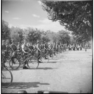 L'instruction militaire et sportive dans l'armée d'armistice : rallye cycliste des unités de cavalerie entre Orange (Vaucluse) et Nîmes (Gard).