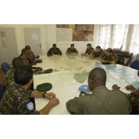 Réunion JVT hebdomadaire au HQ de la brigade ouest de la MONUC présidée par le général ghanéen Domey.