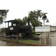 La première locomotive de l'exploitation de 1898 trône devant la gare de Kinshasa-Est.