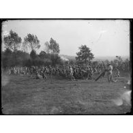 Les soldats qui ont pris le ravin de Souchez au repos à Villers-au-Bois (276e d'infanterie). [légende d'origine]