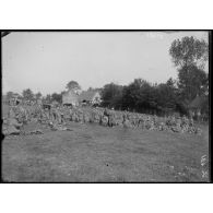 Les soldats qui ont pris le ravin de Souchez au repos à Villers-au-bois (276e d'infanterie). [légende d'origine]