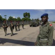 Sortie des militaires du 8e RPIMa de la base aérienne de N'Dolo soutenue par deux véhicules.