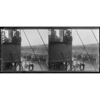 Canal de Corinthe. Le torpilleur français Mangini traverse le canal. A bord, à droite M. Justin Godart. [légende d'origine]