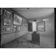 Paris, salle du Jeu de Paume. Exposition interalliée de photographies de guerre. La salle roumaine. [légende d'origine]