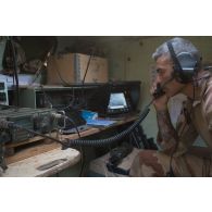 Portrait d'un élément du GTD Richelieu en communication sur un poste radio PRC-117F lors de l'opération Tiésaba-Bourgou dans le Gourma Malien.