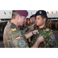 Un officier allemand décore un officier portugais de la médaille commémorative EUFOR.