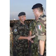 Le colonel Guyon décore de la médaille commémorative EUFOR l'officier slovène I. Cverle.