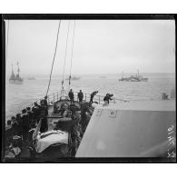 [Croiseurs de camouflage vus depuis le pont d'un navire français.]