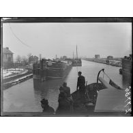 Du Havre à Strasbourg par la voie fluviale. Dizy. La canonnière entre dans le canal de la Marne au Rhin. [légende d'origine]