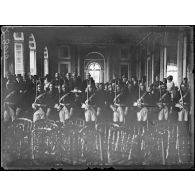 [Versailles. La garde républicaine pendant la signature du traité de Versailles.]