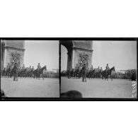 [Fêtes de la Victoire à Paris devant l'arc de triomphe.]