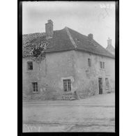 Une maison de Pontavert possèdant un canon napoléonnien en guise de borne de voirie. [légende d'origine]