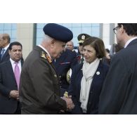 La ministre des Armées est saluée par un lieutenant général égyptien au Caire, en Egypte.
