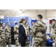 La ministre des Armées s'entretient avec un soldat à une réception au commandement français de la combined joint task force (CJTF) à Koweït City.