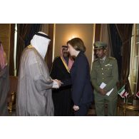 La ministre des Armées est accueillie par des autorités militaires à son arrivée à la Garde nationale du Koweït.