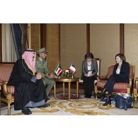 La ministre des Armées s'entretient avec le cheikh Mechaal al-Ahmad al-Jaber al-Sabah à la Garde nationale du Koweït.
