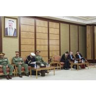 Des conseillers de la ministre des Armées, assistent à une réunion aux côtés d'officiers de la Garde nationale du Koweït.