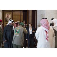 La ministre des Armées sort d'une réunion auprès de la Garde nationale du Koweït.