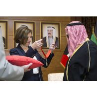 La ministre des Armées remet la Légion d'honneur au cheikh Mechaal al-Ahmad al-Jaber al-Sabah à la Garde nationale du Koweït.