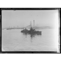 Port de Dunkerque. Contre torpilleur français sortant du port. [légende d’origine]