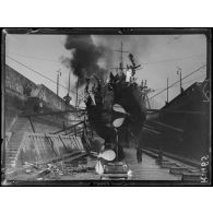 Dunkerque. Le contre-torpilleur Obusier avarié par une mine allemande, en cale sèche, vu de l’arrière. [légende d’origine]
