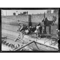 Dunkerque. Le contre-torpilleur Obusier avarié par une mine allemande, en cale sèche, vu de profil arrière. [légende d’origine]