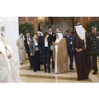 La ministre des Armées s'entretient avec son homologue le cheikh Nasser al-Mohammed al-Ahmed al-Jaber al-Sabah au palais du Seif, à Koweït City.