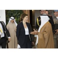 La ministre des Armées est accueillie par son homologue le cheikh Nasser al-Mohammed al-Ahmed al-Jaber al-Sabah au palais du Seif, à Koweït City.