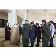 La ministre des Armées est accueillie par son homologue le cheikh Nasser al-Mohammed al-Ahmed al-Jaber al-Sabah au palais du Seif, à Koweït City.