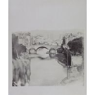Angle du Quai St Pierre, Pont de la Boucherie St Georges. Au fond, le pont des Grilles qui se trouve placé entre la Porte Chambière et l'Arsenal de Metz.[légende d'origine]