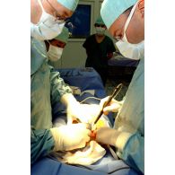 Opération chirurgicale au GMC à Mitrovica.