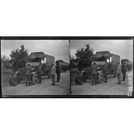 Dourdan, Seine-et-Oise, visite d'une mission siamoise aux formations automobiles. Camions manoeuvrant devant la mission. [légende d'origine]