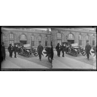 Paris, les journalistes anglais à l'Elysées. Les journalistes quittent le palais après la récéption. [légende d'origine]
