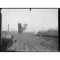 Douai, Nord, vue prise du pont du faubourg de Valenciennes. Explosion d'une mine allemande. [légende d'origine]