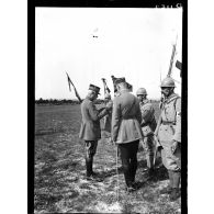 Mailly (Aube). Revue de la 69eme division par le général Fayolle. Un fanion reçoit la croix de guerre. [légende d'origine]