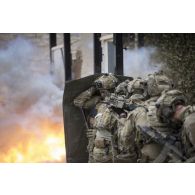 Des commandos du groupe de contre-terrorisme et libération d'otages (CTLO) font sauter une porte pour monter à l'assaut d'un bâtiment lors d'un exercice à Bayonne.