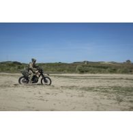 Un commando sticks actions spéciales (SAS) conduit une moto Yamaha XT 600 Ténéré pour un exercice de franchissement à Bayonne.