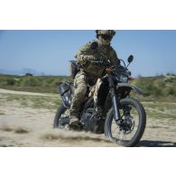 Un commando sticks actions spéciales (SAS) conduit une moto Yamaha XT 600 Ténéré pour un exercice de franchissement à Bayonne.