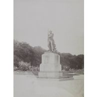 Statue du Maréchal Ney érigée sur la Place Royale de Metz. [légende d'origine]