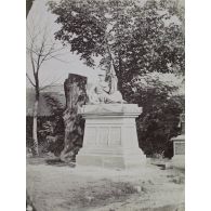 Monument élevé à la mémoire des Officiers Français morts pour la patrie en 1870. Metz. [légende d'origine]