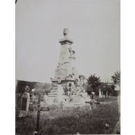 Monument élevé à la mémoire des soldats Français morts pour la patrie en 1870 (cimetière Chambière). [légende d'origine]