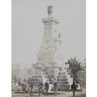 Monument élevé à la mémoire des soldats Français morts en 1870 pour la patrie. (Cimetière Chambière). [légende d'origine]