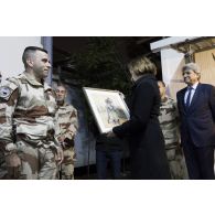 Le colonel Cyril Leprêtre remet un cadeau à la ministre des Armées, sur le camp de Bagdad, en Irak.