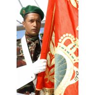 Cérémonie de passation de commandement de la BMN-N. Porte-drapeau marocain.