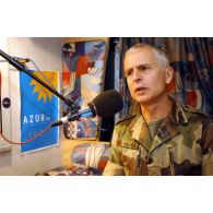 Interview du général Valentin, COM-KFOR, en tournée d'adieux à Mitrovica, à la radio Azur FM.