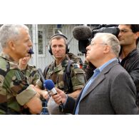 Interview du général Valentin, COM KFOR partant, par M. Babey, journaliste de France 3