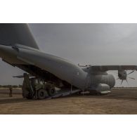 Déchargement d'un engin du génie rapide de protection (EGRAP) depuis la soute d'un avion A400 M à Ménaka, au Mali.